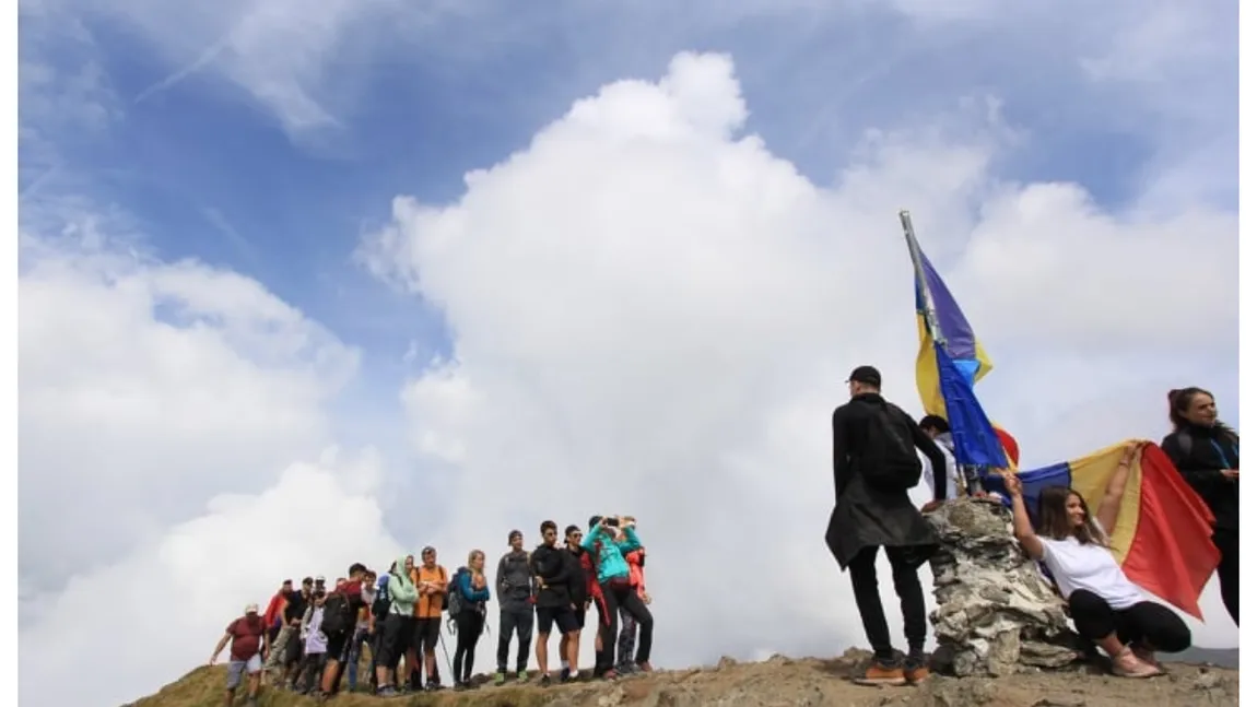 Aglomeraţie de nedescris pe Vârful Moldoveanu. Zeci de turişti stau la coadă pentru poze