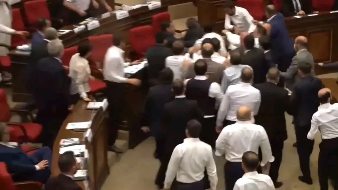 Bătaie ca pe maidan în parlamentul din Armenia. Pumni şi picioare între susţinătorii puterii şi cei ai opoziţiei VIDEO