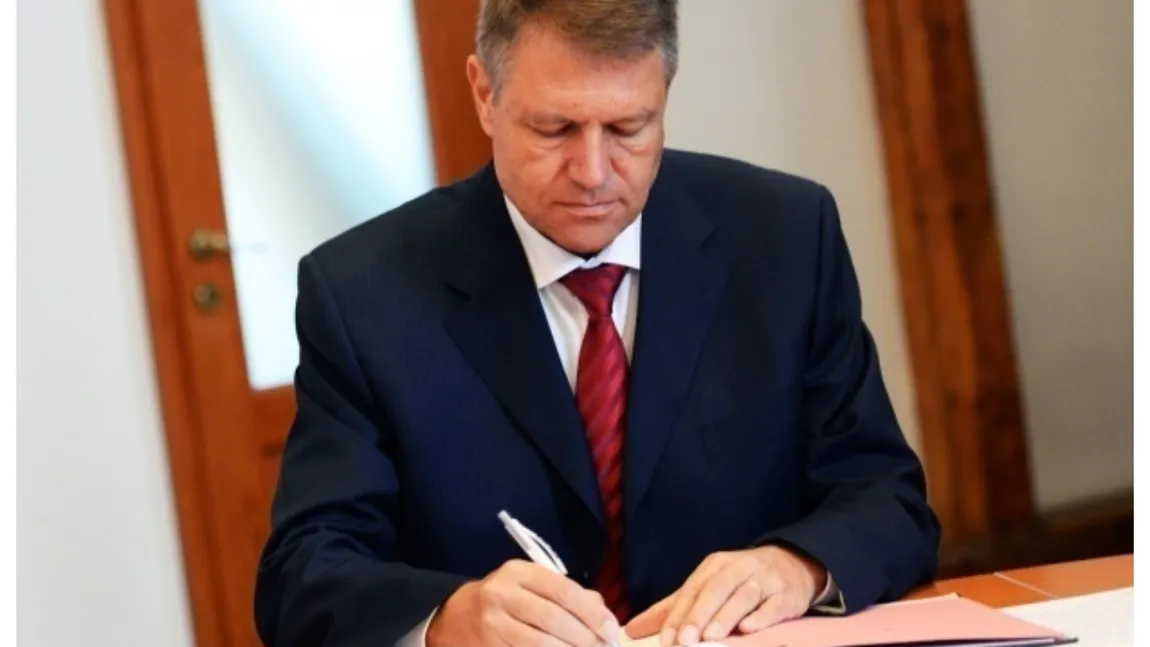 Doi procurori au fost eliberaţi din funcţie. Klaus Iohannis a semnat decretul