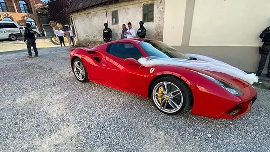 Un poliţist, lovit de un Ferrari în timp ce dirija traficul. Şoferul a fost oprit cu focuri de armă