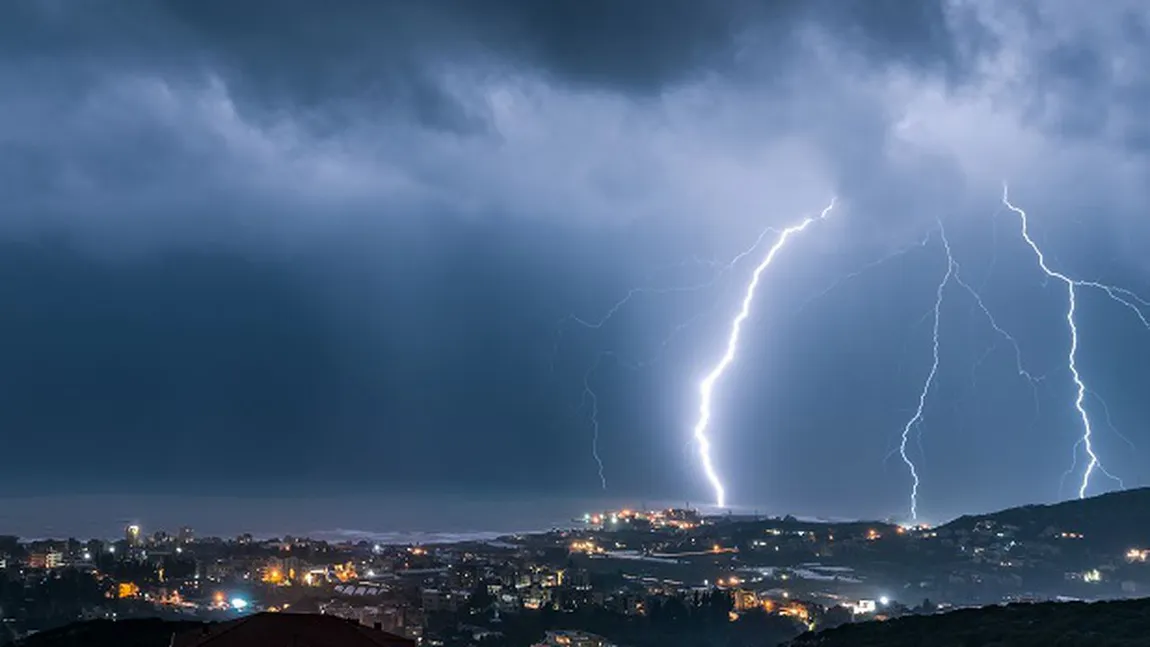 Alerte meteo COD PORTOCALIU de furtuni puternice în 10 judeţe. Veşti proaste pentru românii care sunt în concediu la mare