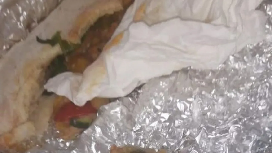 Un angajat din Primăria Rovinari a avut parte de şocul lui după ce a cumpărat un hamburger. Nimănui nu i-a venit să creadă ce a descoperit în chiflă