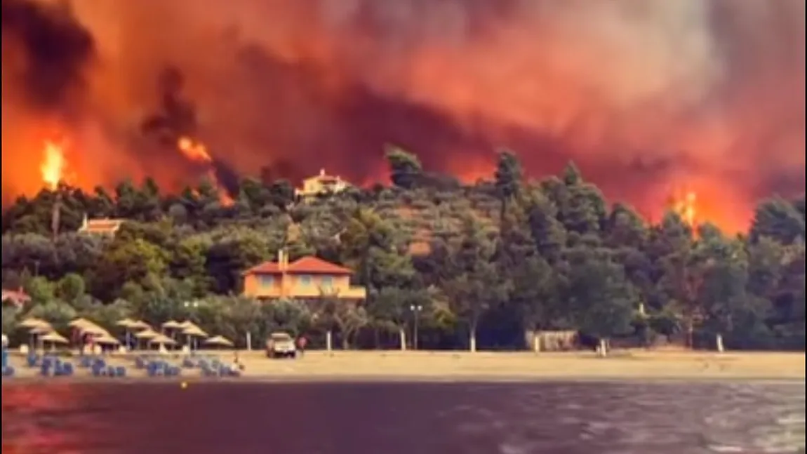 Catastrofă totală pe o insulă din Grecia, din cauza incendiilor. Peste 15 sate au fost evacuate și sute de case au ars. Imaginile fac înconjurul lumii - VIDEO