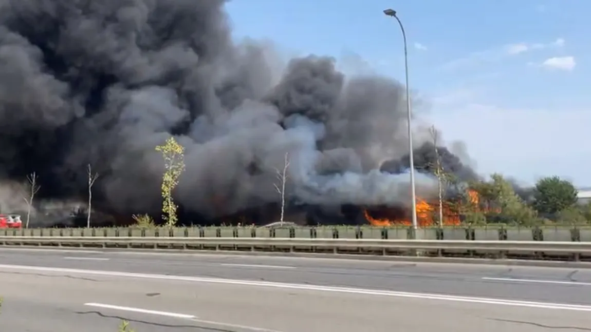 Incendiu puternic în Alba Iulia. Arde un depozit de peturi VIDEO