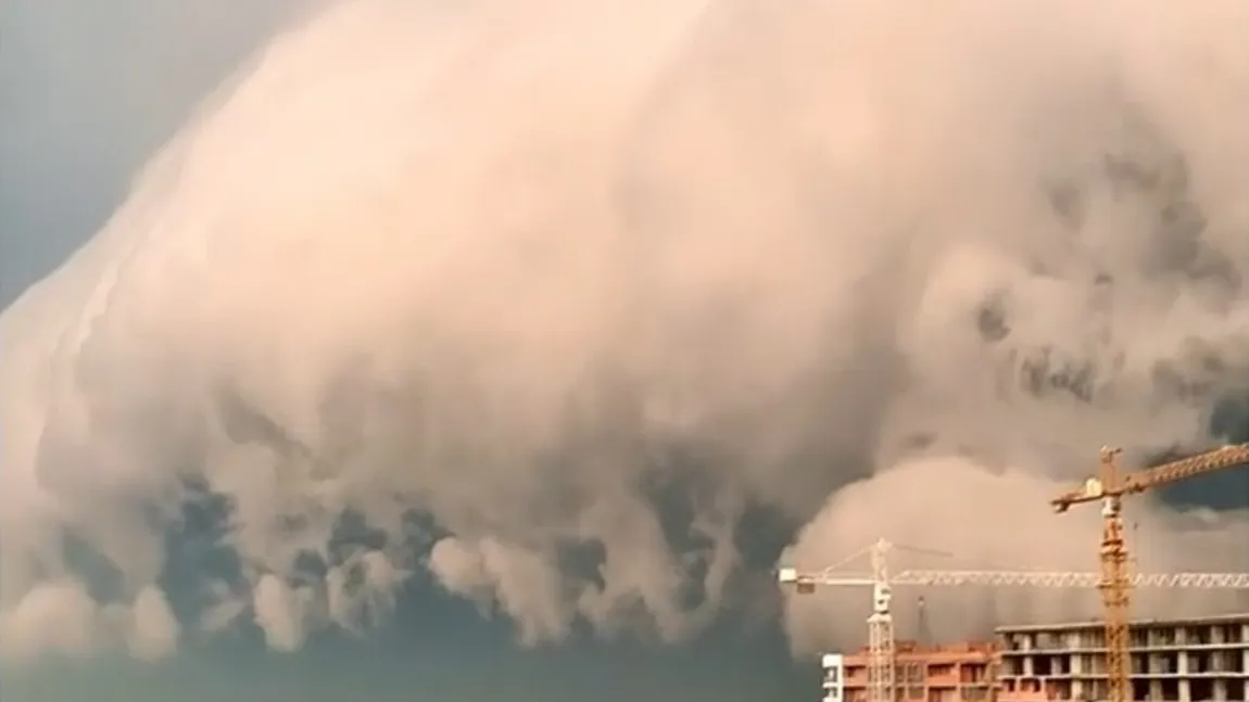 Fenomen meteorologic spectaculos, un nor imens a acoperit oraşul Lvov VIDEO