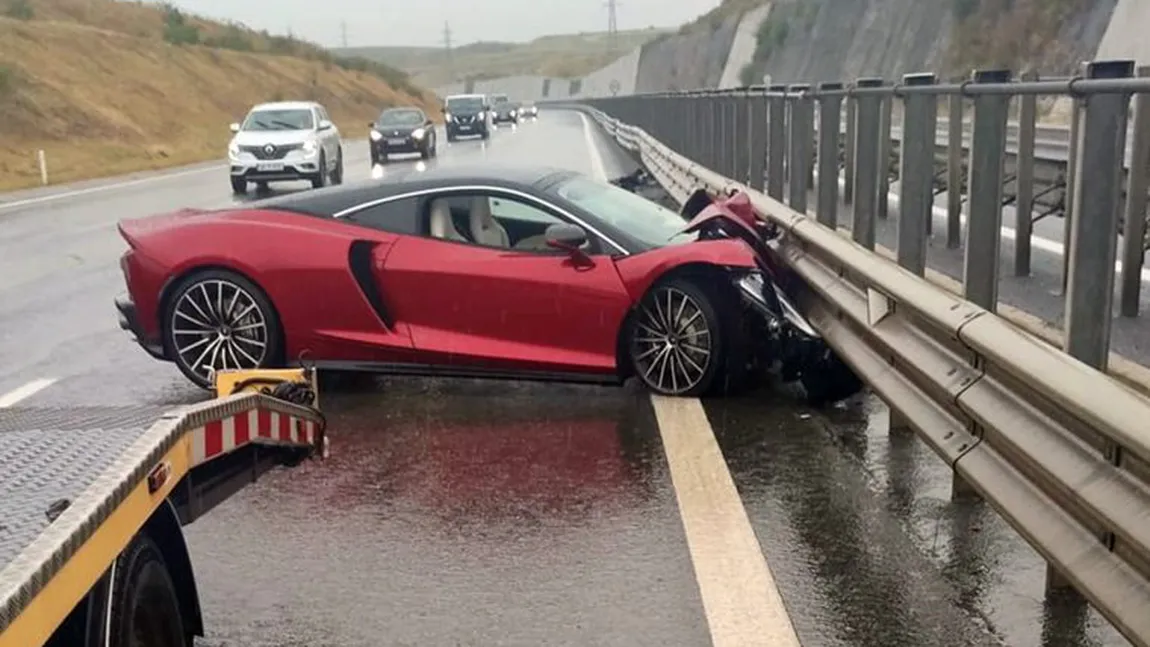 Bolid de lux de 200.000 de euro făcut praf pe Autostrada Transilvania FOTO