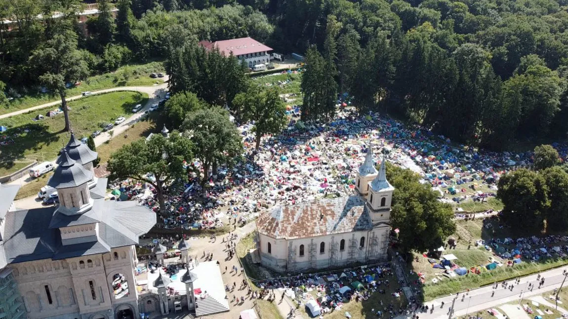 Pelerinaj la Mânăstirea Nicula, de Sfânta Maria. Mii de credincioşi au venit să se roage, fără să ţină cont de pandemie VIDEO