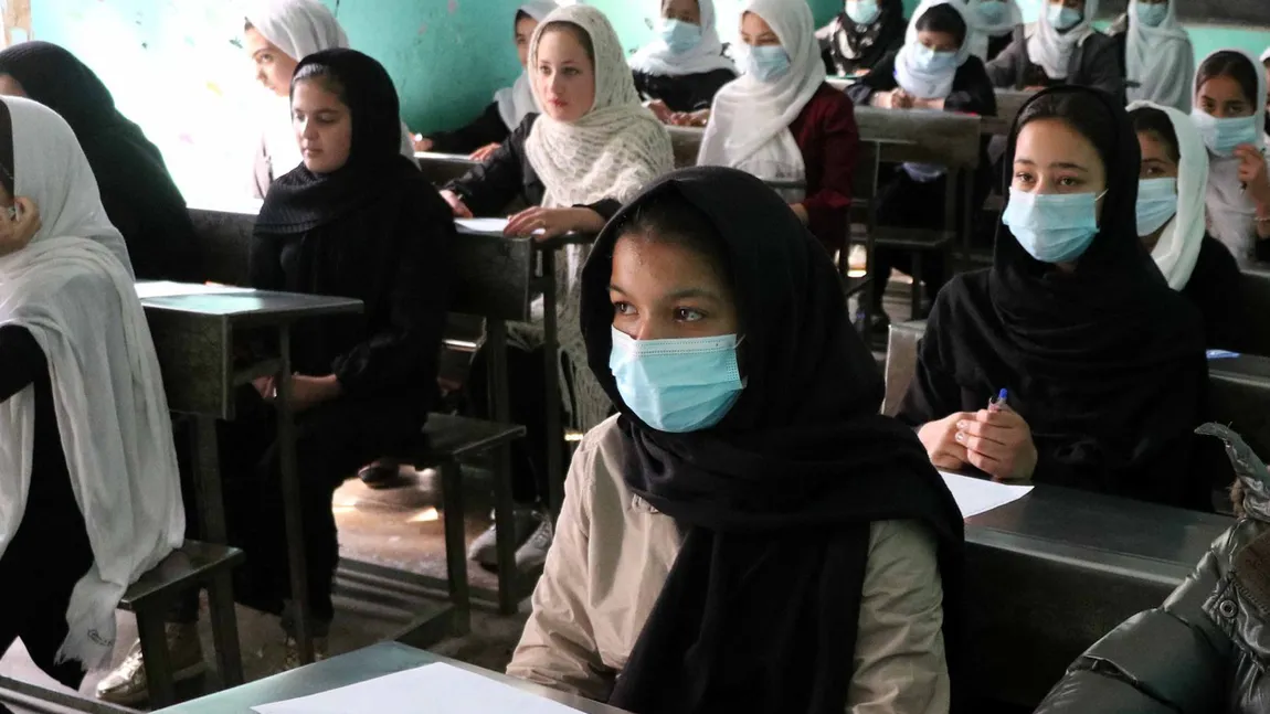 Se schimbă regulile în şcolile din Afganistan: fetele nu mai stau în acelaşi loc cu băieţii