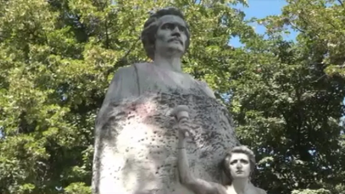 Statuia lui Mihai Eminescu, spălată cu detergent de rufe după ce a fost pătată cu vopsea