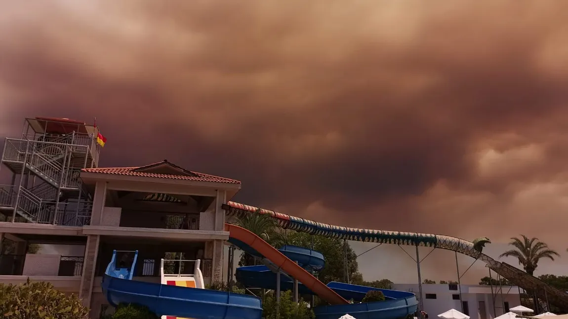 Turiştii sunt evacuaţi din Turcia din cauza incendiilor devastatoare