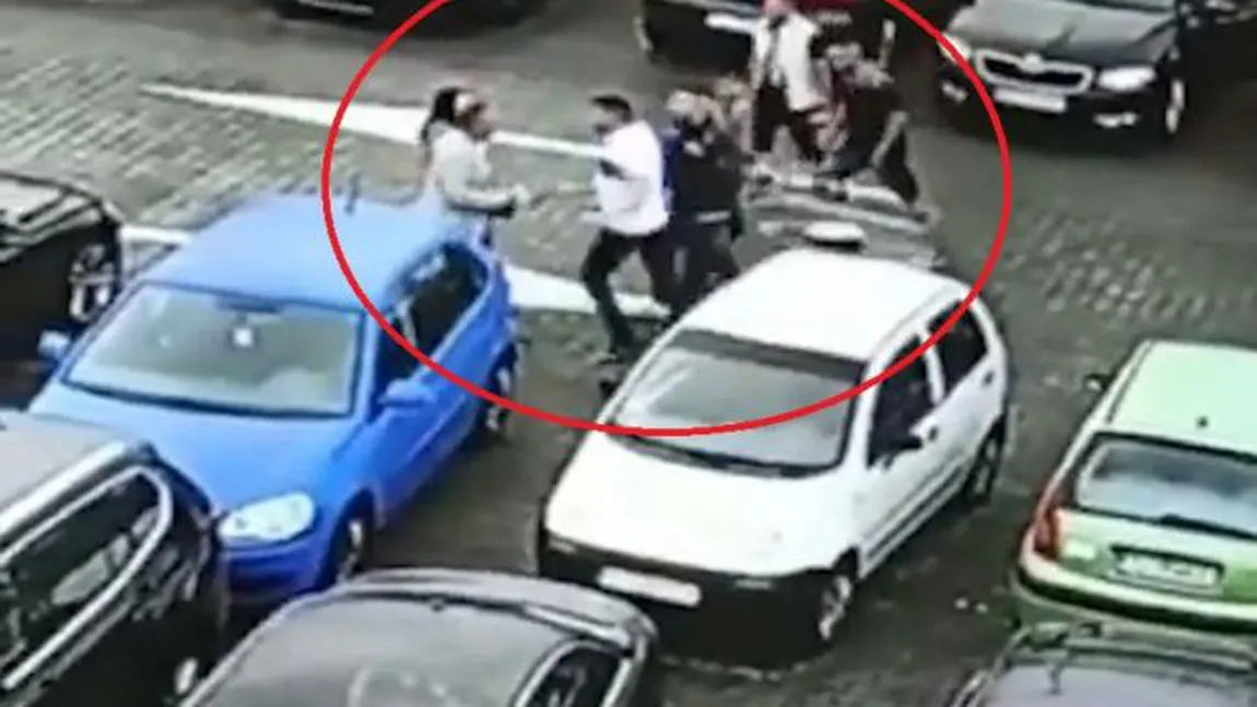 Scene violente la un mall din Craiova. Bătaie ca pe maidan pentru un loc de parcare: 