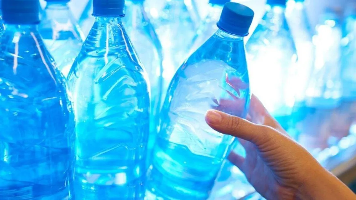 Apa îmbuteliată, produsul banal pe care îl consumă zilnic românii, se scumpeşte
