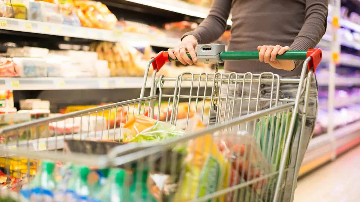 Creşterea preţurilor la alimente ar putea lovi România în curând.  Avertismentul unui mare retailer: 