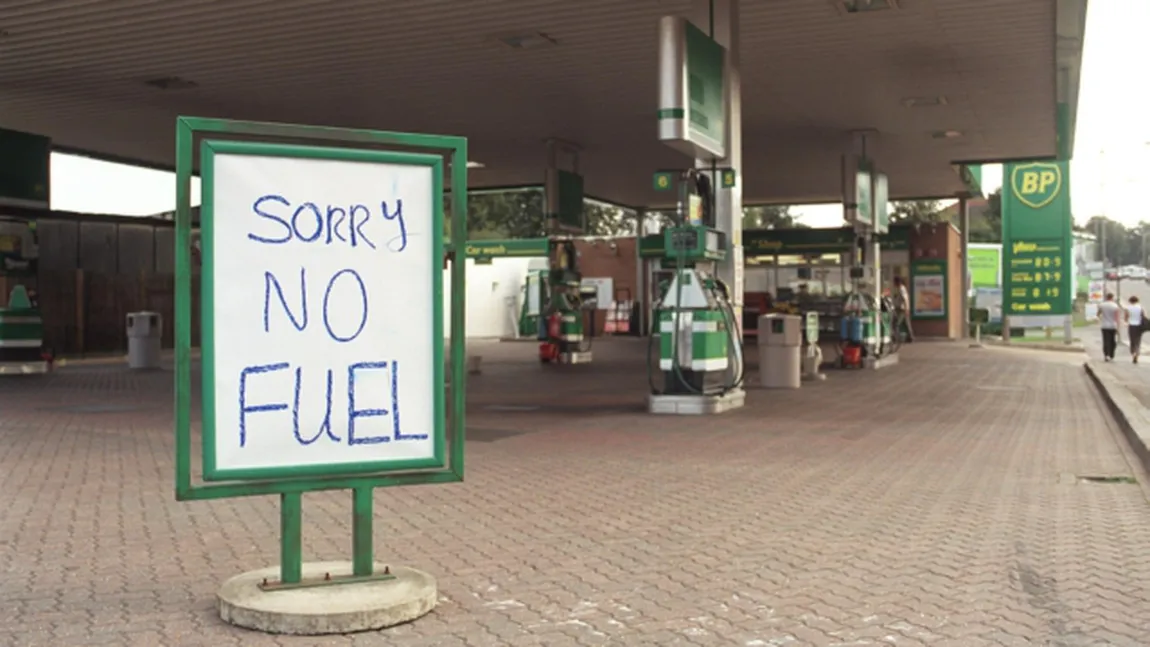 Criza carburanţilor în Marea Britanie. Benzinăriile limitează vânzările de combustibil la un plafon maxim de 30 de lire sterline pentru fiecare client