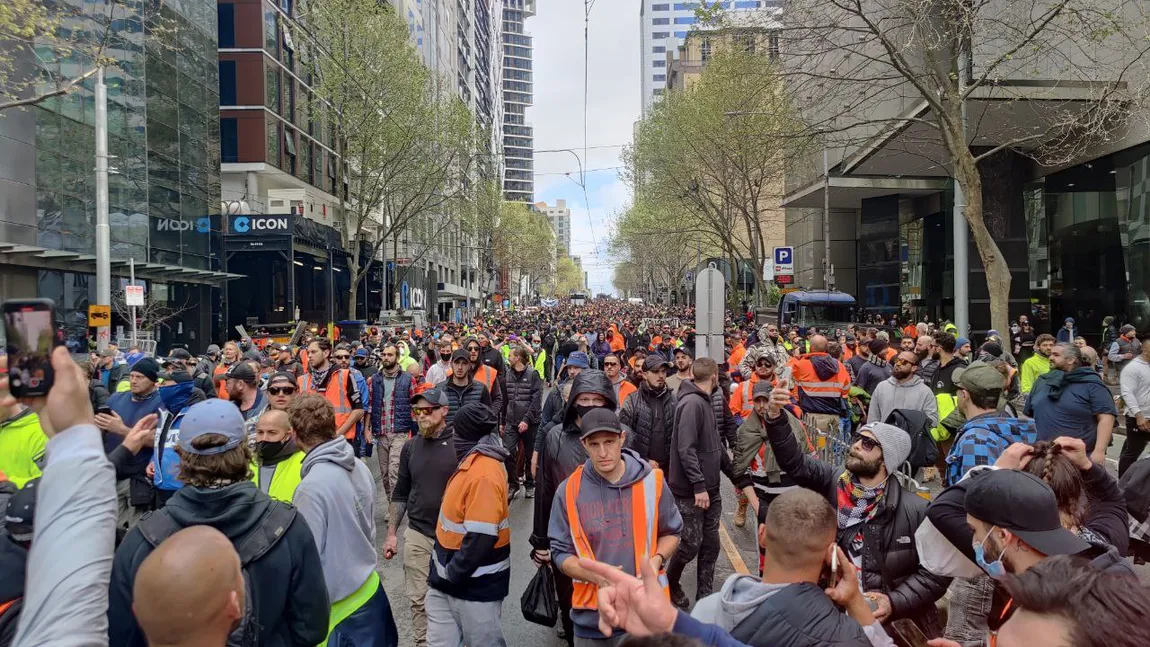 Violenţe la Melbourne, antivacciniştii au atacat maşinile poliţiei. Forţele de ordine au ripostat cu gloanţe de cauciuc şi gaze lacrimogene VIDEO