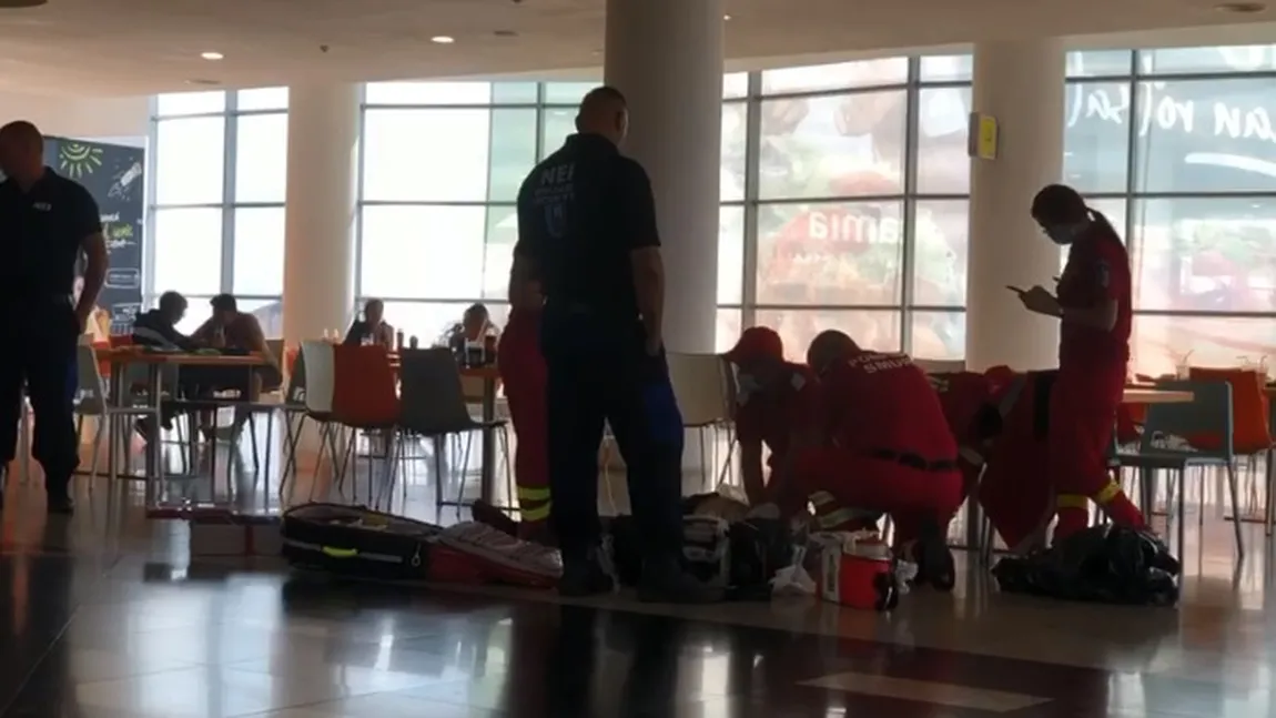 Un bărbat a murit înecat cu mâncare la mall. Unii clienţii îl filmau cum se sufocă, alţii mâncau liniştiţi în timp ce era resuscitat lângă ei
