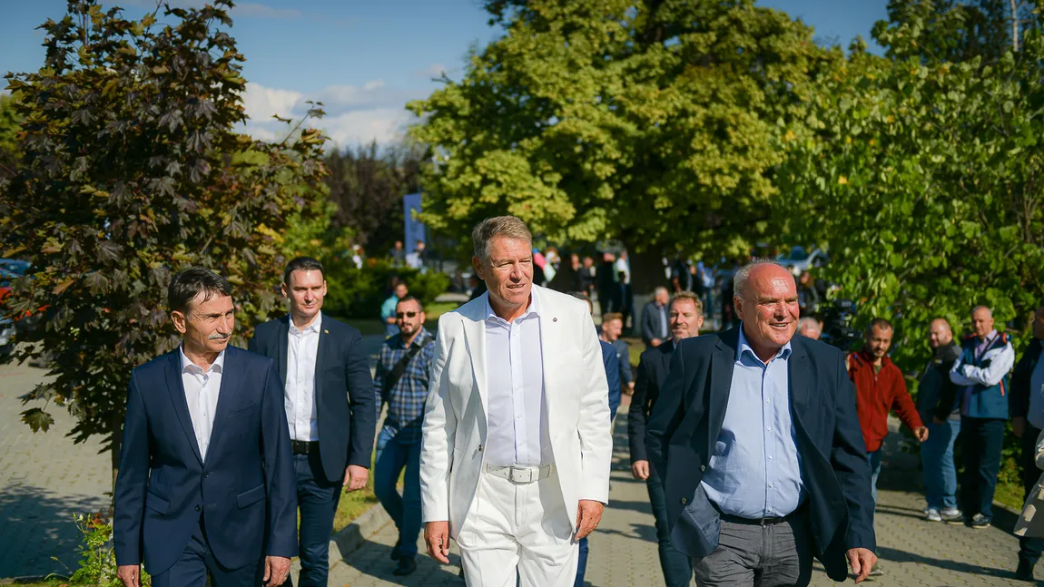 Ambasada Suediei, postare amuzantă după ce Iohannis i-a îndemnat pe români să facă golf VIDEO