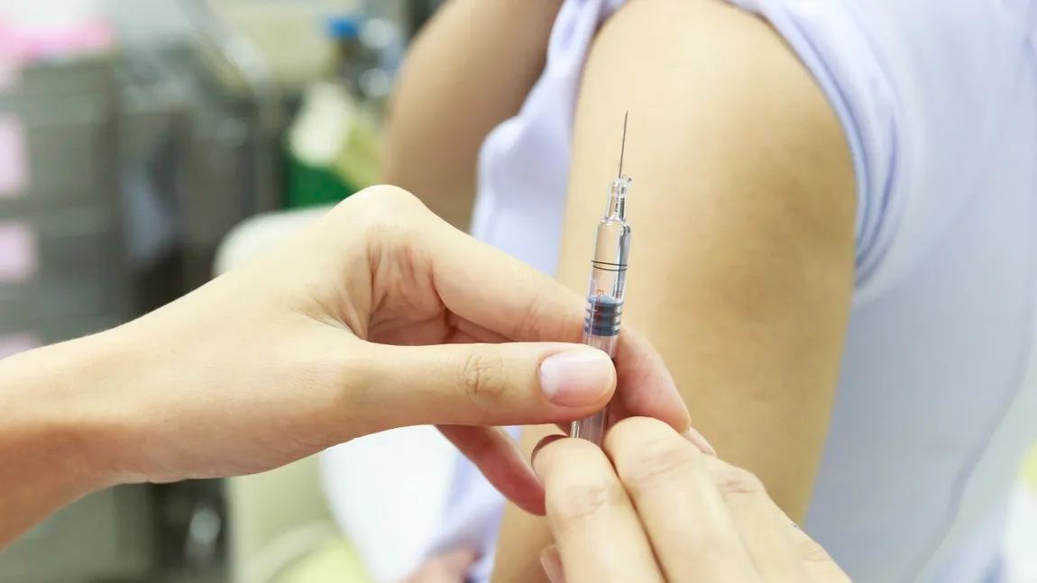 Vaccinarea anti-HPV, extinsă la fete până la 18 ani