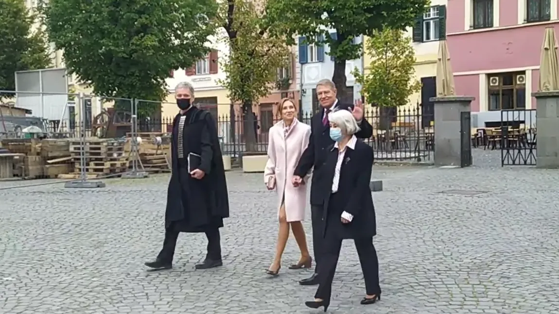 Preşedintele Iohannis și soţia, surprinşi fără mască pe stradă, deși legea îi obligă să o poarte. VIDEO