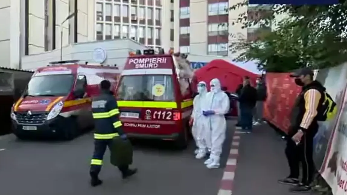 Dezastru sanitar. Coadă de ambulanțe la Spitalul Universitar din Capitală. Nu mai există locuri pentru pacienții COVID, iar bolnavii sunt tratați pe holuri VIDEO