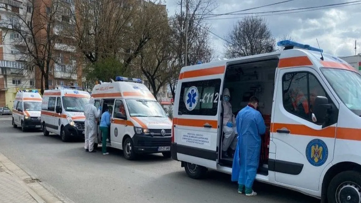 Imaginea durerii la Iași. Coadă de ambulanțe cu pacienți bolnavi de COVID, la ușile unităților medicale: ”Niciun spital nu îi poate prelua”