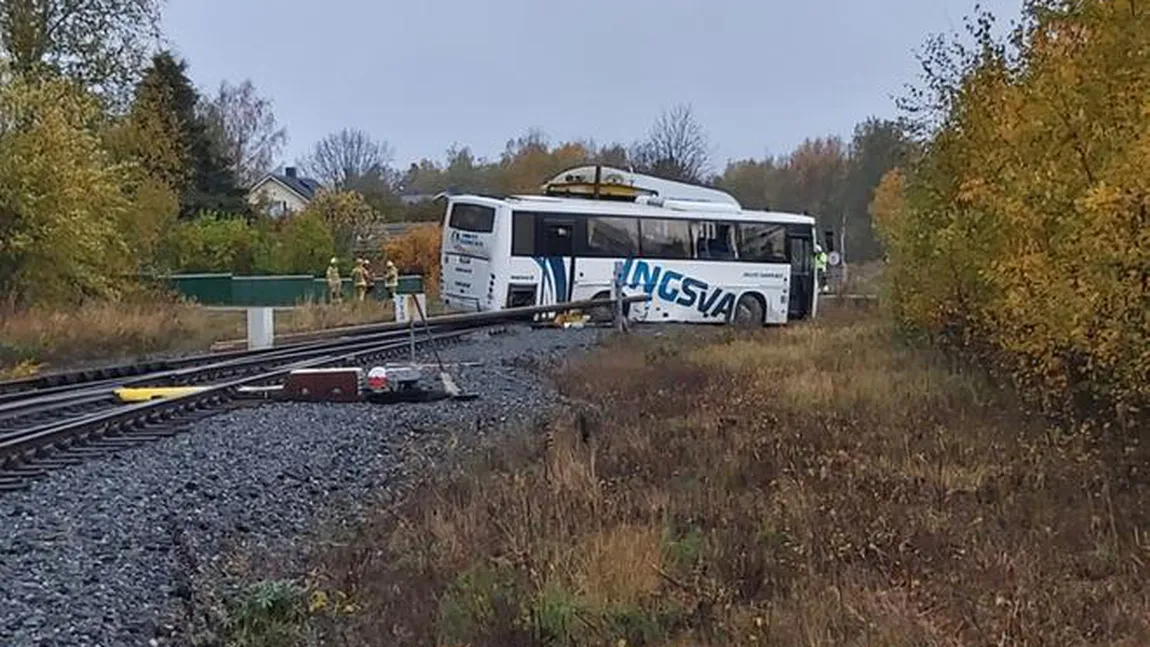 Autobuz şcolar, lovit de tren pe calea ferată. 12 persoane au fost rănite în accident