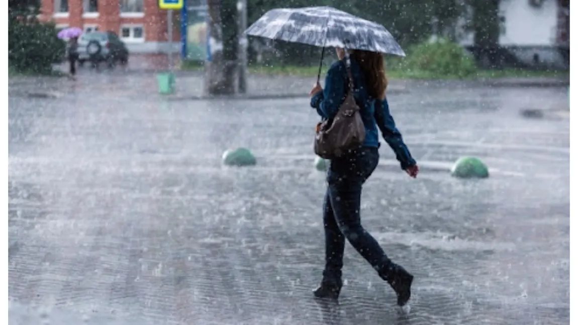 Avertizare meteo. COD GALBEN şi COD PORTOCALIU de ploi şi vânt până miercuri dimineaţă