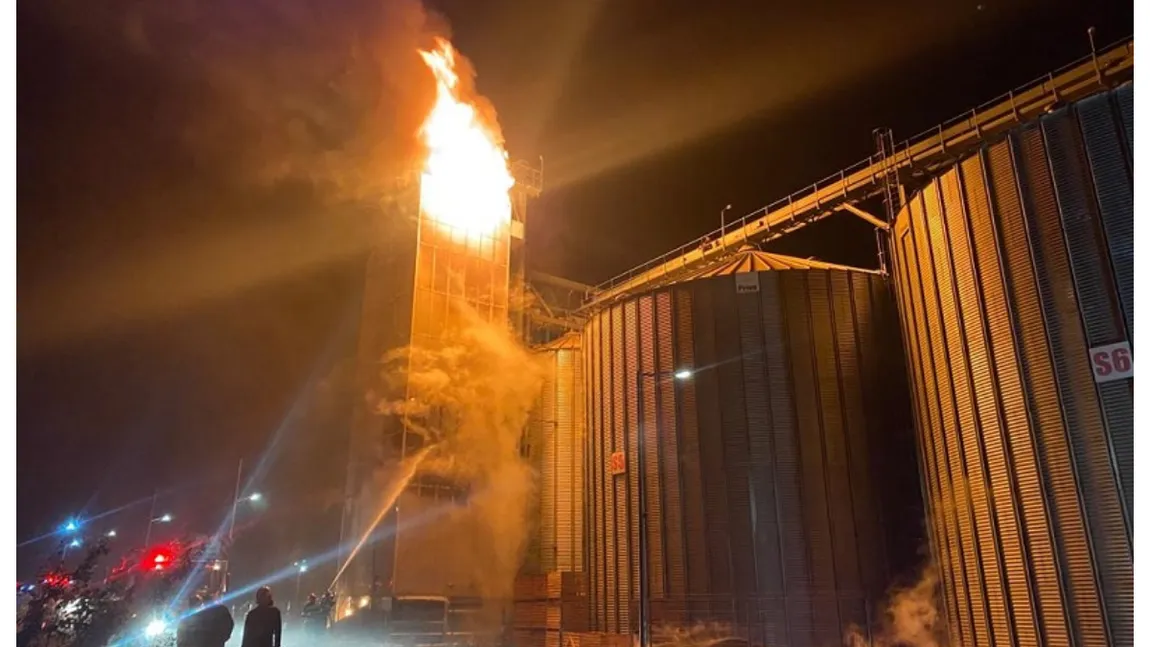 Incendiu de amploare la un depozit de cereale. Zeci de pompieri au intervenit de urgenţă