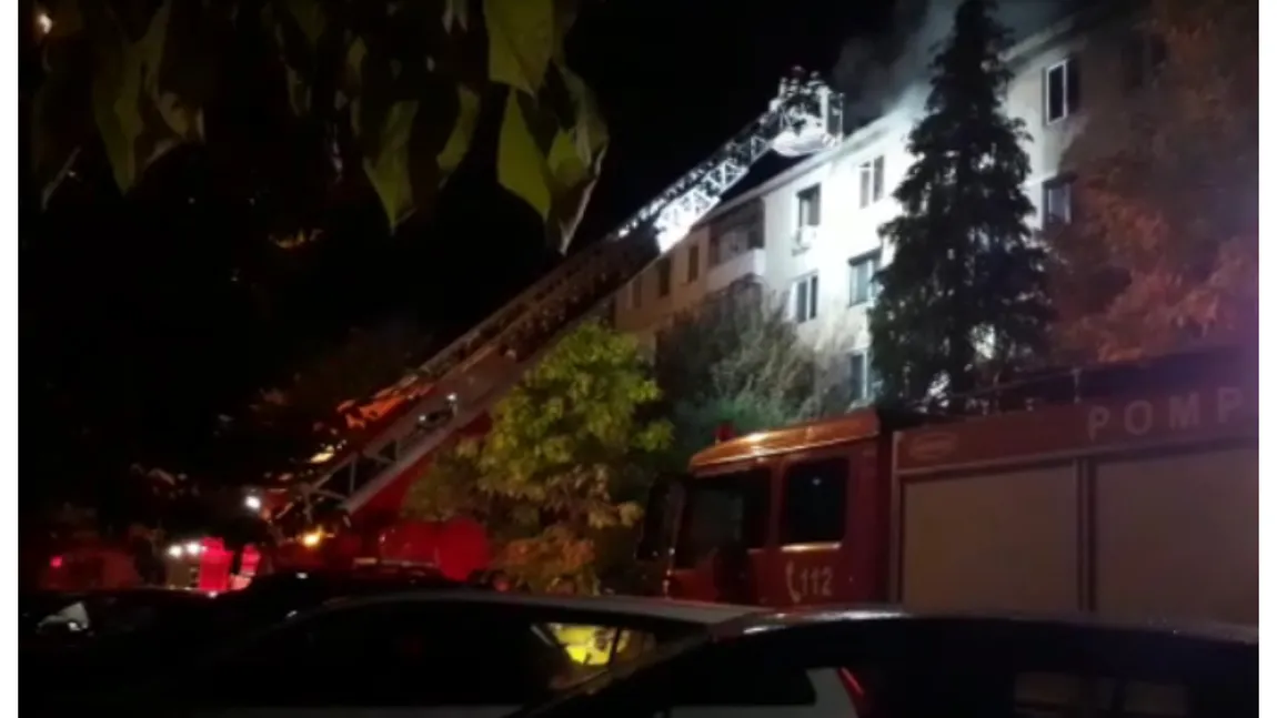 Incendiu într-un bloc din Piteşti. Zeci de persoane evacuate în mijlocul nopţii