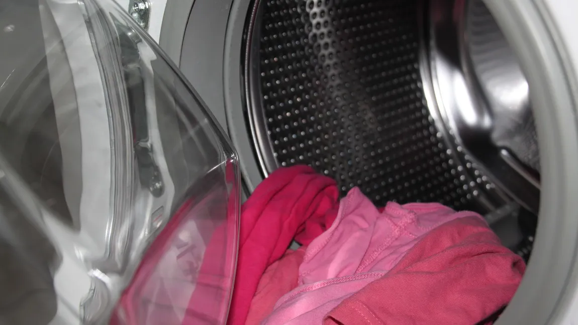 Mare atenție la mașina de spălat. Această greșeală banală îți poate strica hainele și lasă un miros urât!