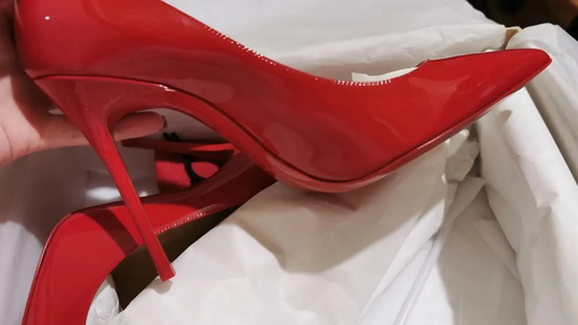 O tânără din Iaşi şi-a asigurat o pereche de pantofi Louboutin pentru 5.000 de euro