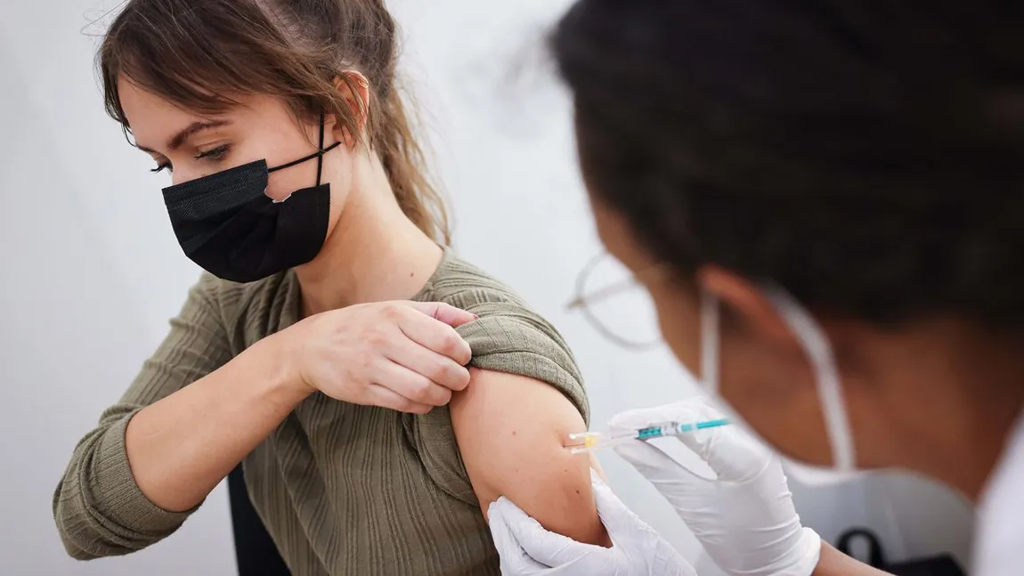 Varianta Delta a coronavirusului se poate transmite cu uşurinţă de la persoane vaccinate la persoanele de contact din locuinţa lor