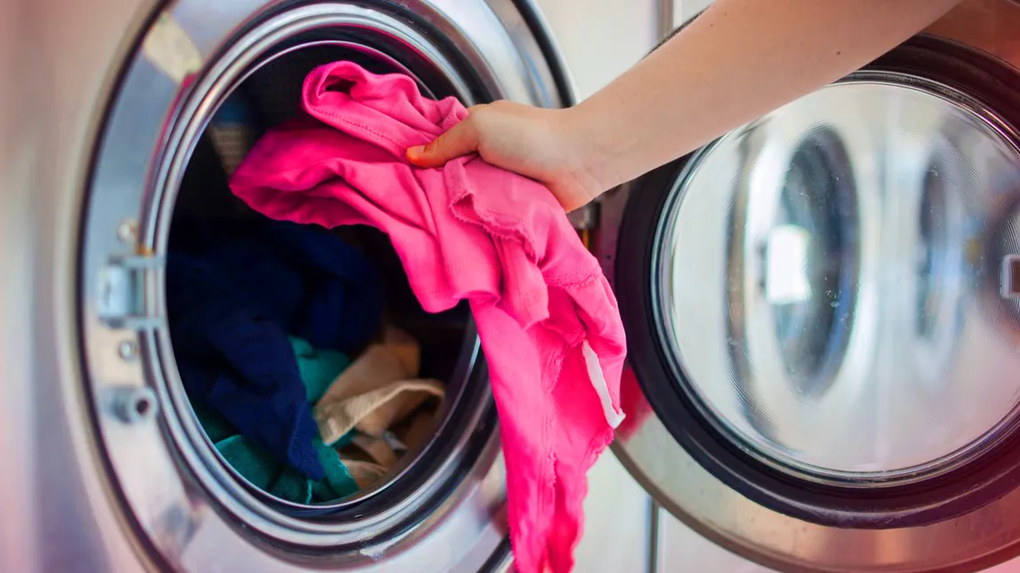 Secretele maşinii de spălat. Când este mai ieftin să speli rufele, momentul când se consumă cel mai puţin curent