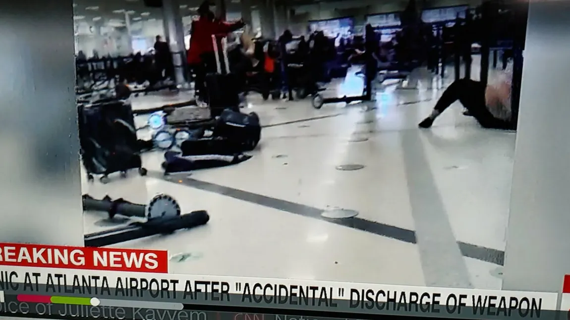 Haos de nedescris în aeroport, după ce arma unui pasager s-a descărcat accidental. Înnebuniţi de frică, oamenii au crezut că sunt victima teroristilor VIDEO