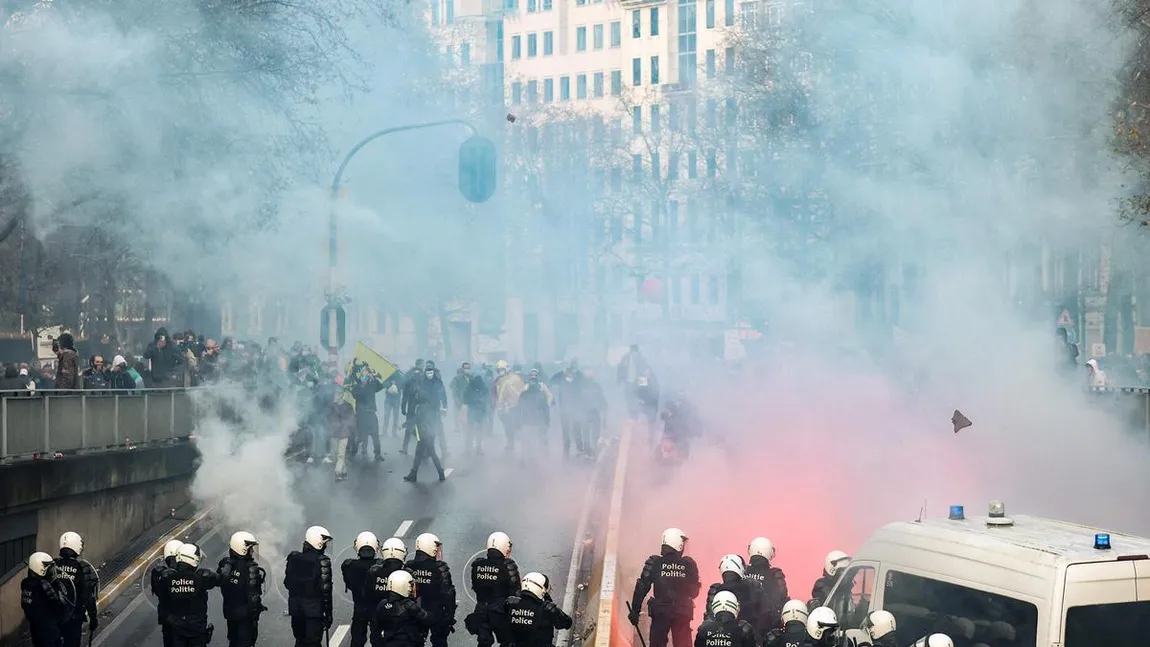 Capitala Europei, teatru de război între antivaccinişti şi poliţie. S-au folosit tunuri cu apă şi gaze lacrimogene VIDEO