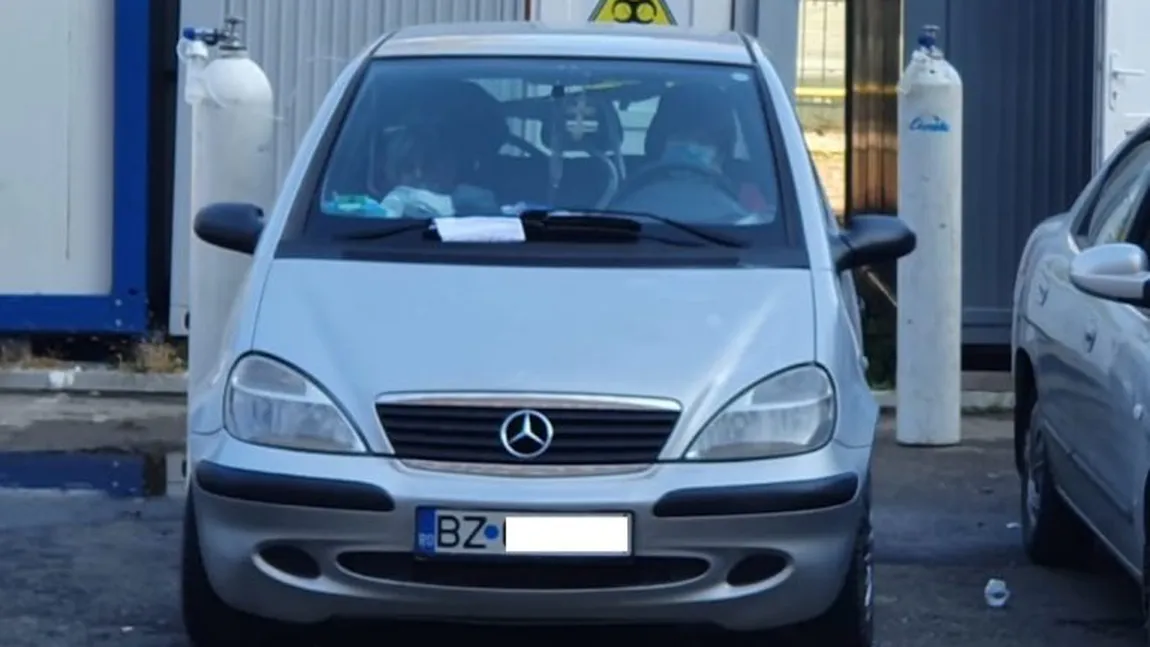 Pacienţi suspecţi de COVID-19 primesc oxigen în maşină, în parcarea spitalului judeţean Buzău