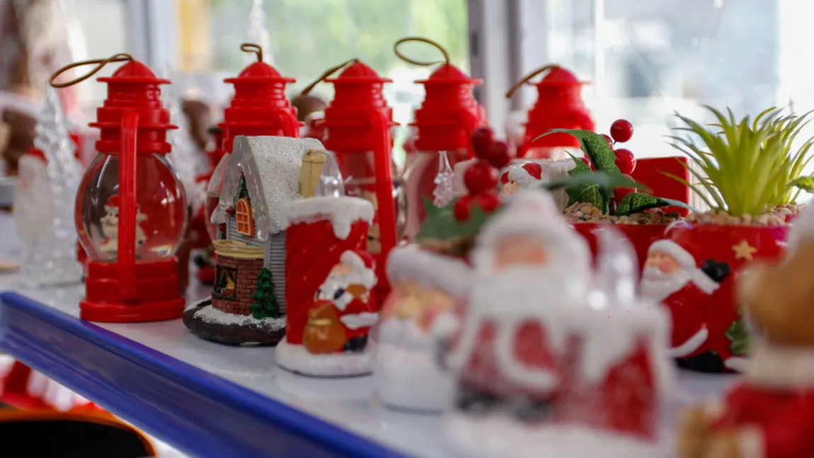 Decoraţiunile de Crăciun se vor scumpi. Uzinele din China se confruntă cu mari probleme