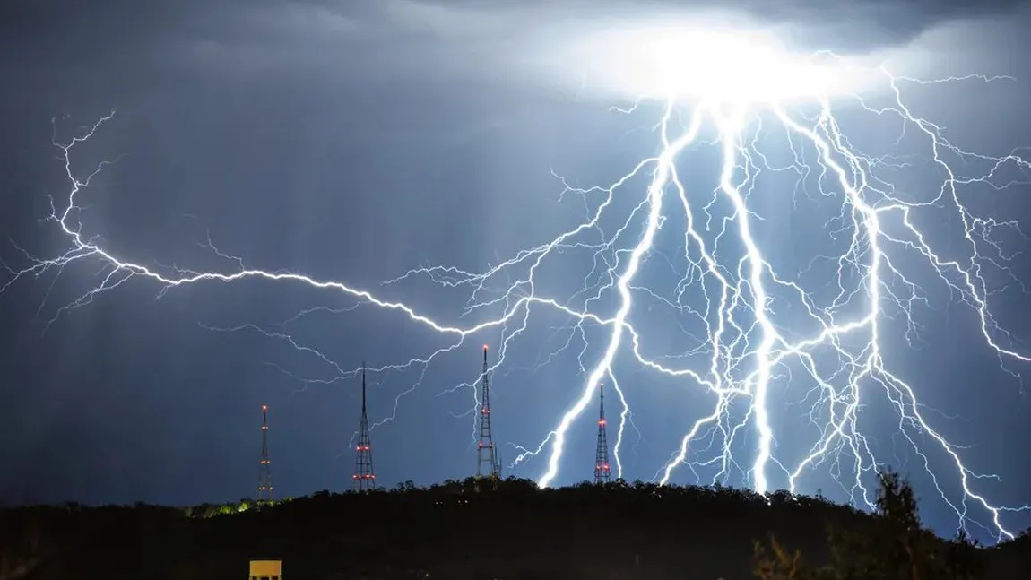 Peste un milion de fulgere înregistrate pe cerul australian în 24 de ore. Ţara are parte de cele mai puternice ploi din ultimii 20 de ani VIDEO