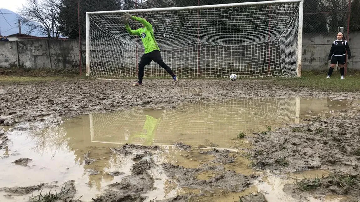 Imaginile care fac România de râsul lumii. Meci în mocirlă, fotbalistele au fost umilite să joace pe un astfel de teren VIDEO