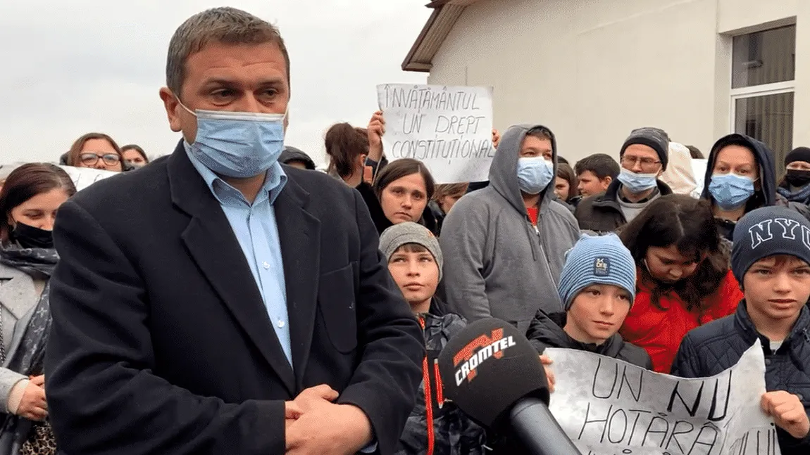 Protest al elevilor, părinţilor şi profesorilor la o şcoală din Suceava faţă de decizia de a ţine unitatea închisă din cauza nevaccinaţilor