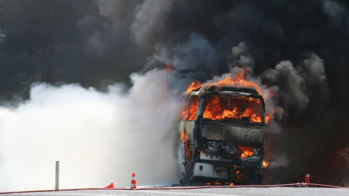 Incendiu într-un autobuz din Bulgaria. Cel puţin 45 de persoane au decedat
