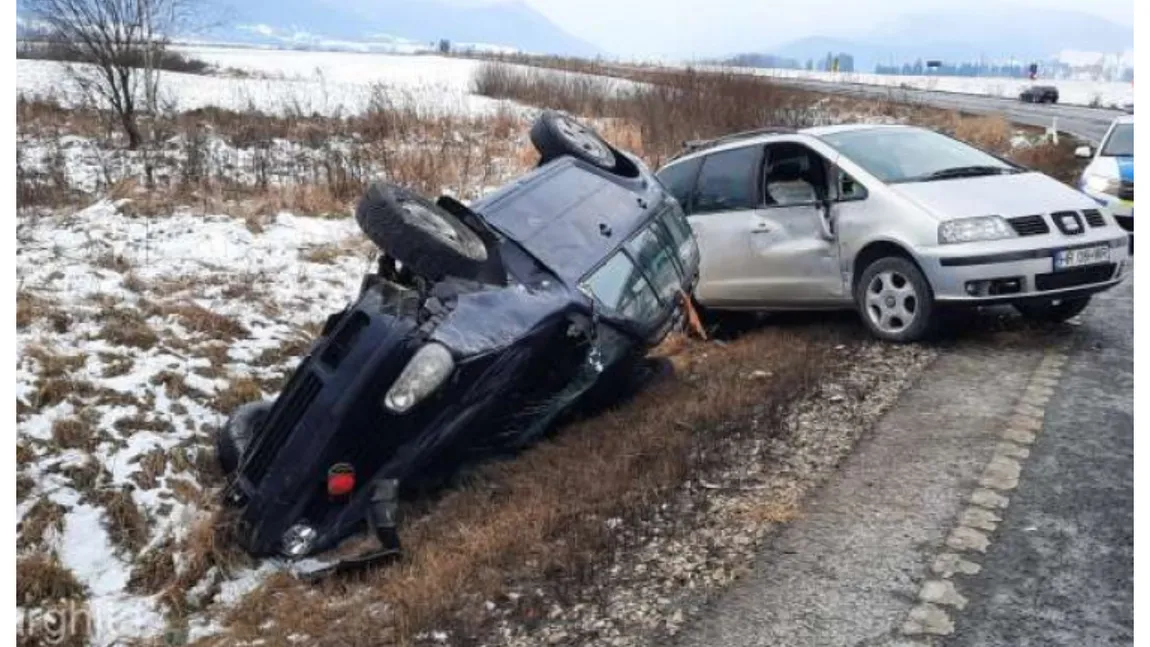 Destinul tragic al unui bărbat în vârstă de 41 de ani. A supravieţuit după ce s-a răsturnat cu maşina, însă a murit după ce a fost lovit în plin de autoturismul din spate