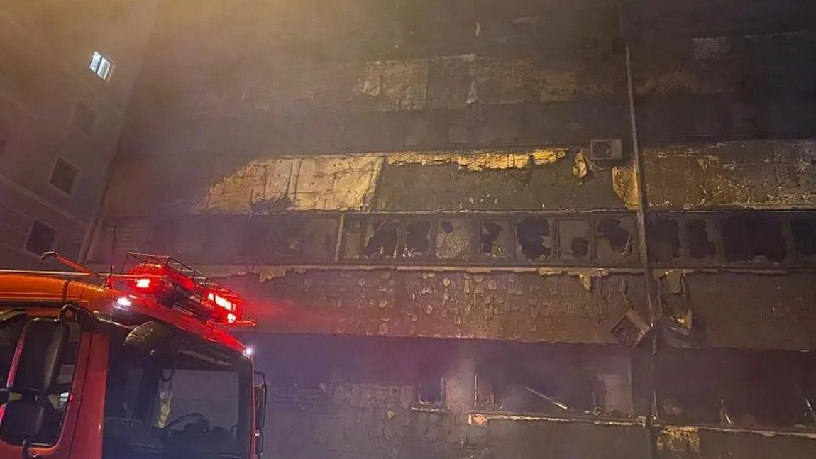 Băiatul de 15 ani care a incendiat un bloc şi 37 de maşini spune că a dat foc unor recipiente în care nu ştia ce se află