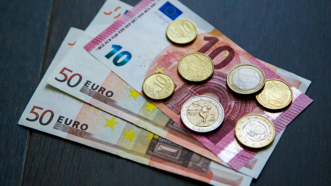 Specialiştii anticipează momentul când euro va depăşi pragul psihologic de 5 lei
