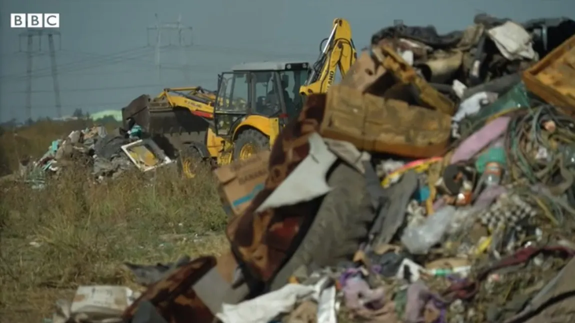 Gunoi din Marea Britanie, adus ilegal în România. BBC: 