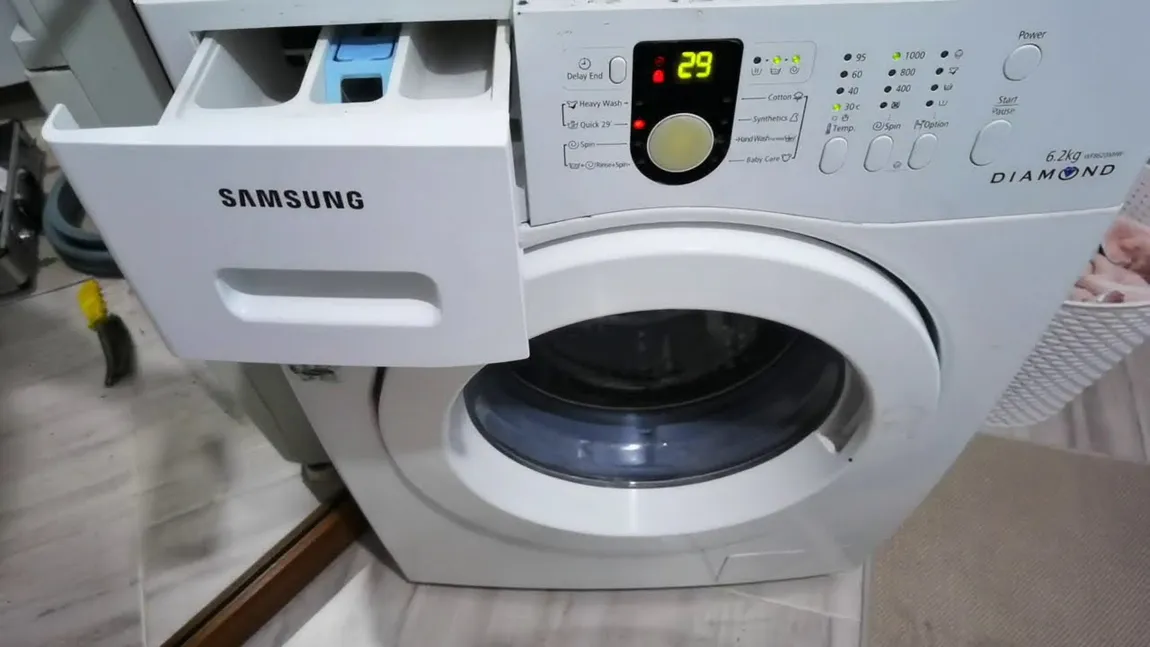 Trucul genial care evită electrizarea hainelor după ce au fost scoase din maşina de spălat