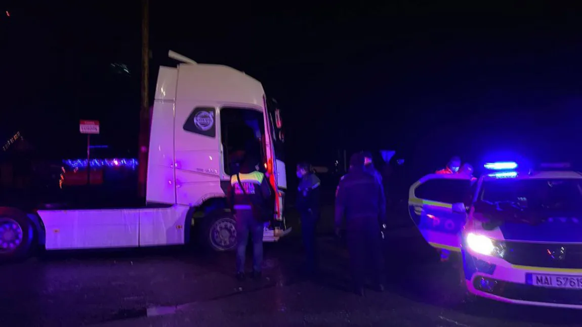 Şoferul de TIR care a intrat intenționat într-o mașină de poliție, condamnat la 13 ani de închisoare. A fost oprit cu 20 de focuri de armă VIDEO