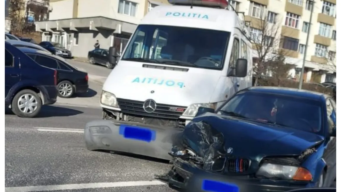 Nou accident rutier produs de un poliţist aflat în misiune. A lovit în plin o maşină care circula regulamentar