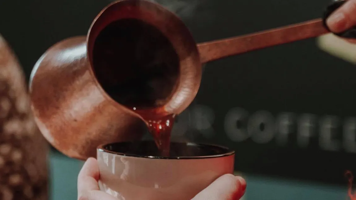 Cum faci cea mai bună cafea la ibric, trucul lui Cătălin Scărlătescu. Câte cafele se pot bea pe zi, verdictul Mihaelei Bilic