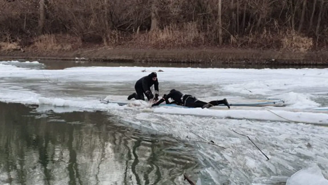 Trei copii au căzut într-un lac îngheţat din Braşov după ce s-au plimbat cu bicicleta pe gheaţă. UPDATE: Un băiat de 14 ani a murit